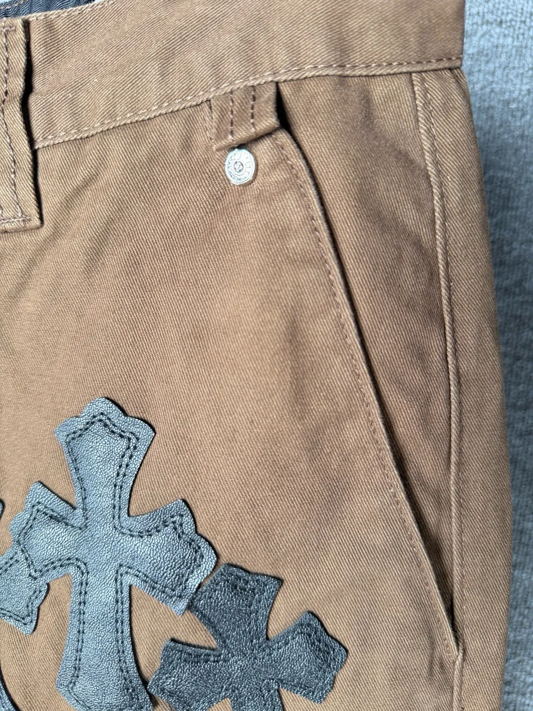P270 💰 (Top version) Chrome Hearts | Chrome Hearts Brown Casual Cross Patched Leather Jeans - Full of exploring the ultimate in fashion, Chrome Hearts' new Chrome Hearts pants cleverly integrate camouflage cross, camouflage cross and other elements to break the traditional boundaries. Mattyboy's clever fusion of overalls and khaki jeans, the same style, brings endless matching inspiration to fashionistas! Whether it is daily wear or fashion experiment, these pants can bring you an excellent fashion experience. Color: Brown Size: 28-30-32-34 (corresponds to S-M-L-XL)